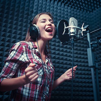 Bild på tjej som sjunger